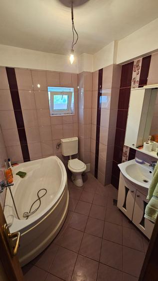 Casă cu 9 camere cu Canalizare în Titan
