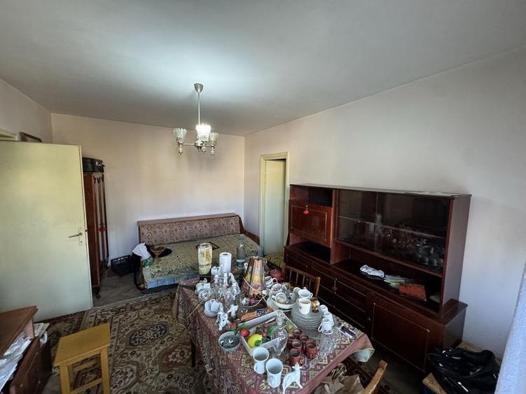 Apartament cu 2 camere semidecomandat în Craiovei