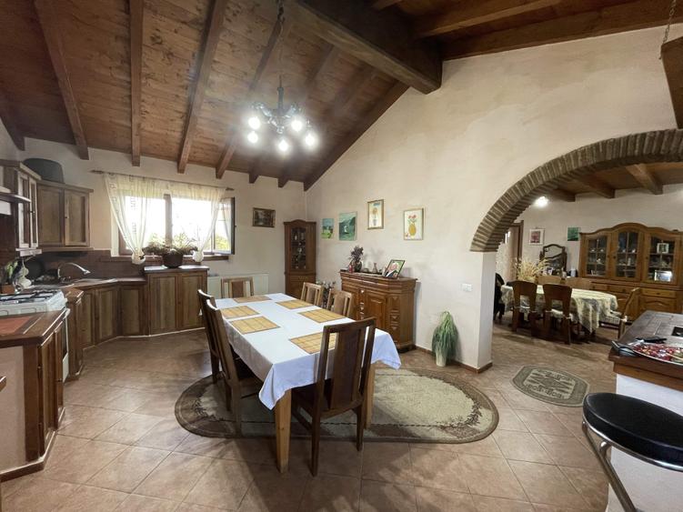 Casă individuală cu 10 camere cu Canalizare în Brâncoveni