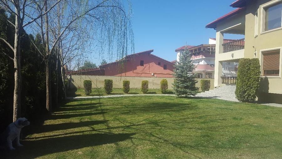 Casă individuală cu 10 camere cu Teren 1300 Mp în Roșu