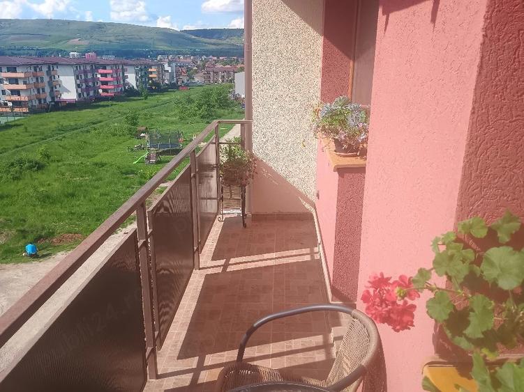 Apartament cu 3 camere decomandat în Florești