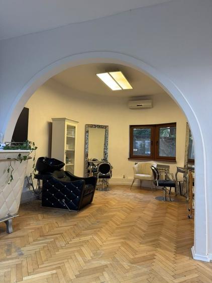 Apartament cu 3 camere semidecomandat în Victoriei