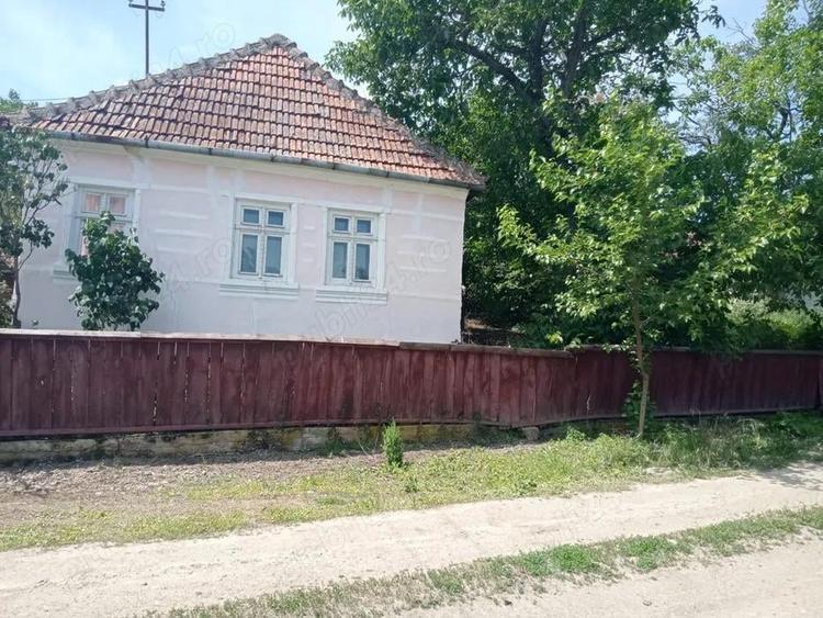 Casă cu 4 camere în Almașu Mare