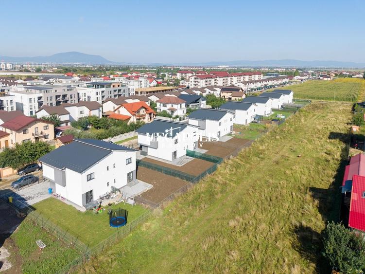 Duplex cu 4 camere cu Canalizare în Sânpetru