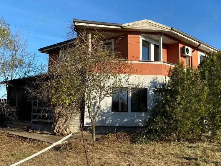 Casă cu 5 camere în Bucșani