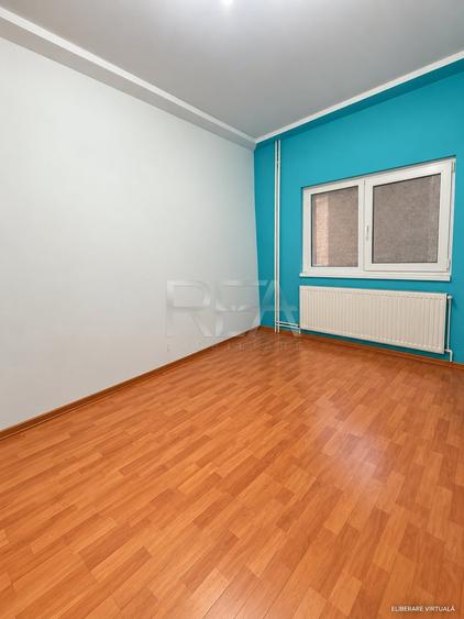 Apartament cu 3 camere decomandat în Apusului
