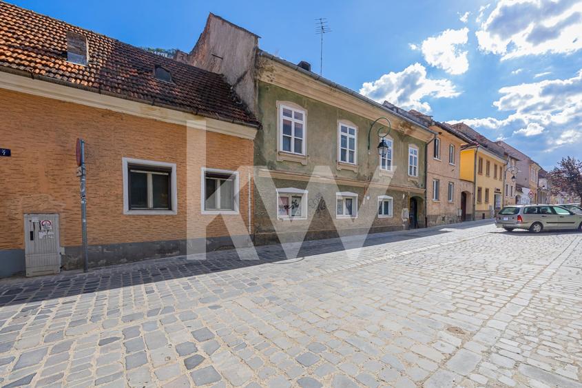 Casă individuală cu 10 camere cu Canalizare în Ultracentral