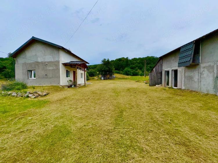 Casă cu 2 camere cu Teren 10199 Mp în Cotmeana