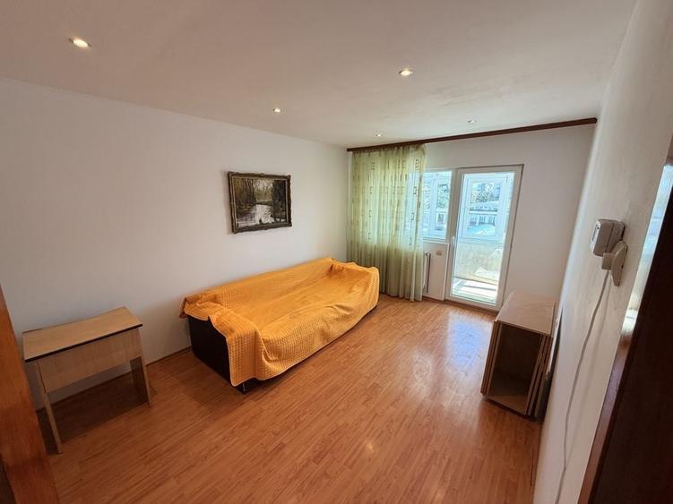 Apartament cu 3 camere decomandat în Sud