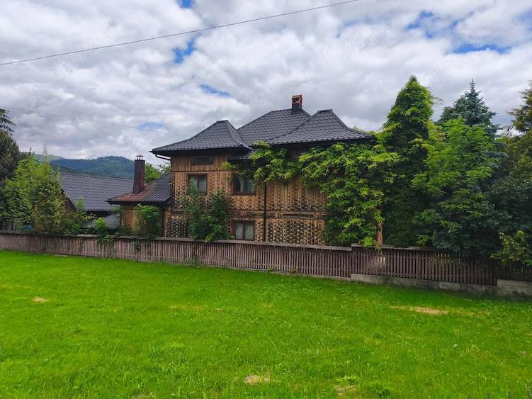 Casă cu Teren 1756 Mp în Central