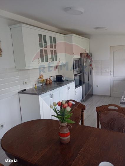 Casă cu 7 camere cu Teren 1183 Mp în Central