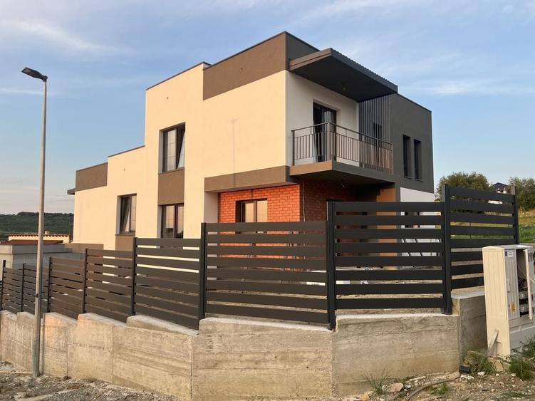 Casă cu 4 camere în Exterior Vest