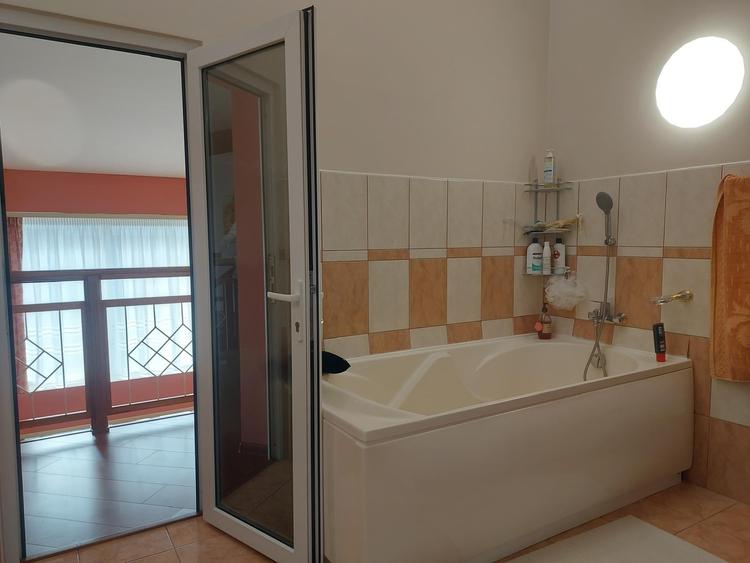 Casă cu 9 camere cu Canalizare în Dealuri Oradea