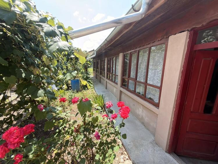 Casă individuală cu 4 camere cu Canalizare în Leu