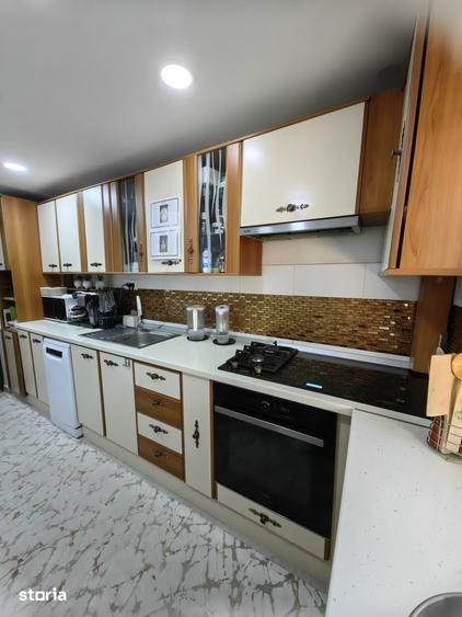 Apartament cu 4 camere decomandat, mobilat în Central