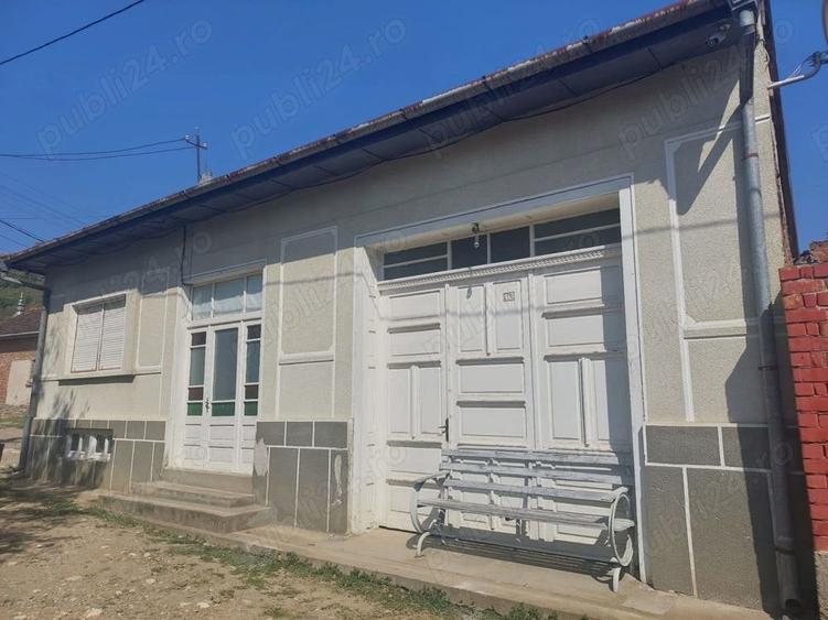 Casă cu 4 camere cu Teren 1862 Mp în Anina
