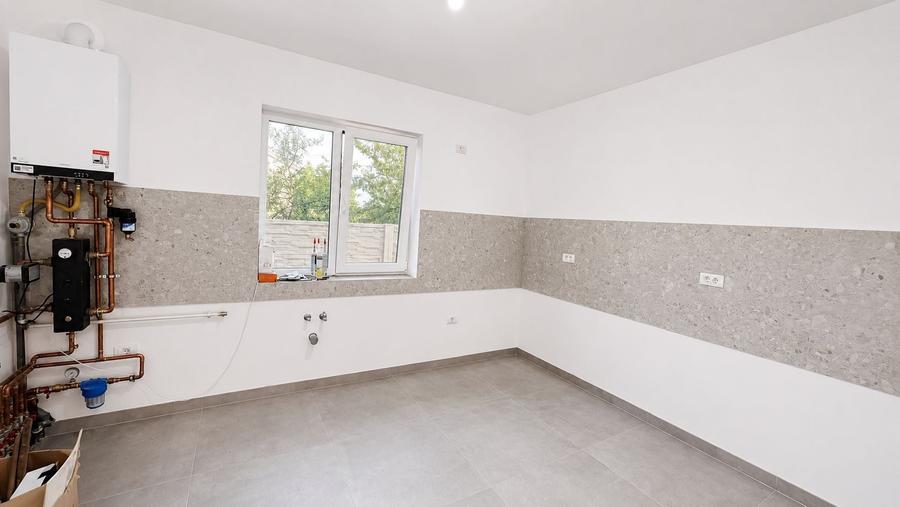Casă individuală cu 4 camere cu Canalizare în Utvin