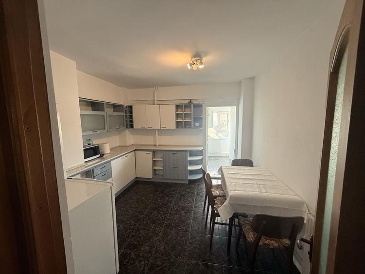 Apartament cu 3 camere decomandat în Albești