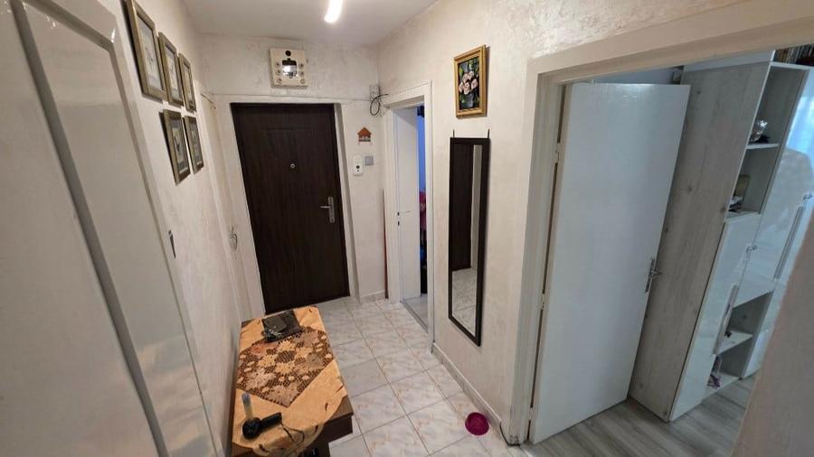 Apartament cu 3 camere semidecomandat în Podu Roș