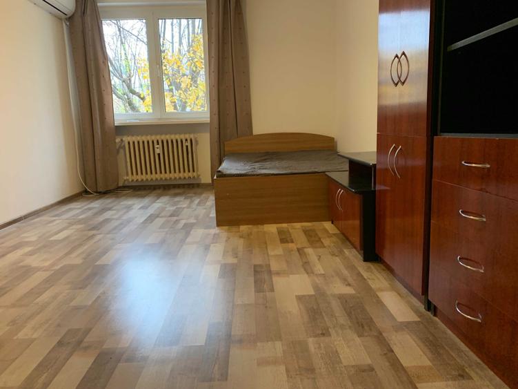 Apartament cu 3 camere semidecomandat în Exterior Vest