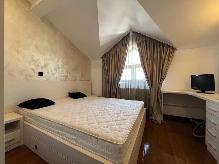 Apartament cu 3 camere semidecomandat în Rahova