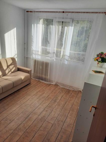 Casă cu 3 camere decomandat în Drumul Taberei