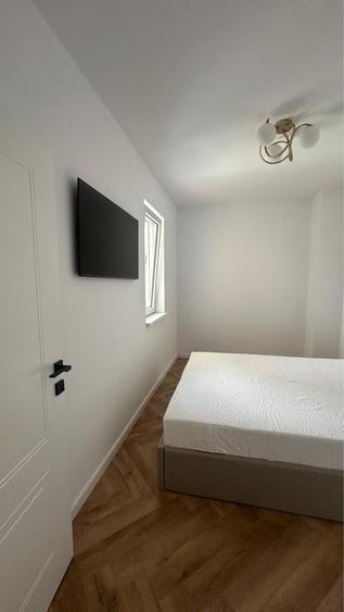 Apartament cu 2 camere semidecomandat în Pietroasa