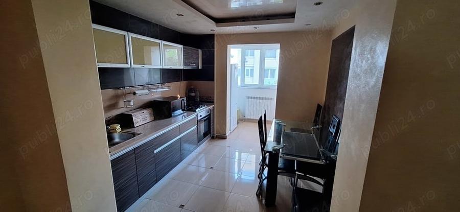 Apartament cu 3 camere semidecomandat în Apărătorii Patriei
