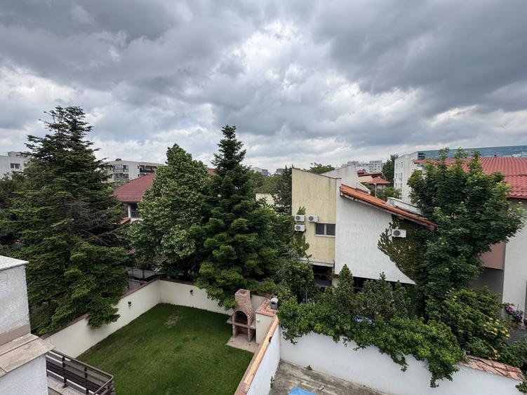 Casă individuală cu 13 camere cu Canalizare în Lacul Tei