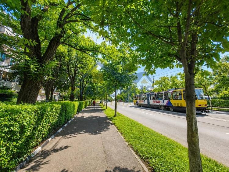 Apartament cu 3 camere semidecomandat în Nord