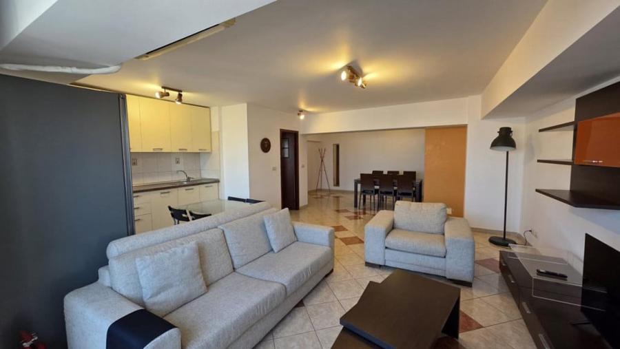 Apartament cu 3 camere semidecomandat în Unirii