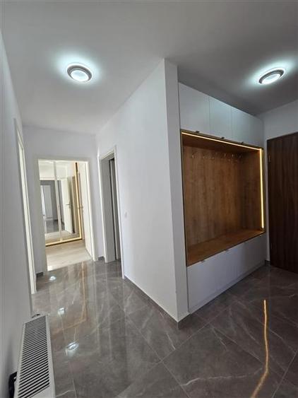 Apartament cu 3 camere decomandat, mobilat în Tractorul