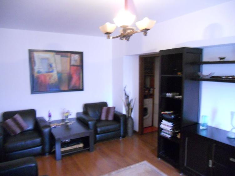 Apartament cu 3 camere semidecomandat în Dristor
