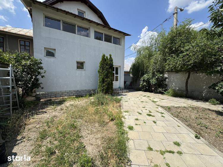 Casă cu 7 camere cu Teren 268 Mp în Regie