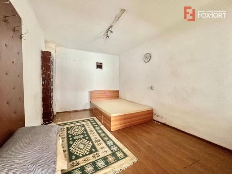 Casă individuală cu 6 camere cu Canalizare în Lipovei