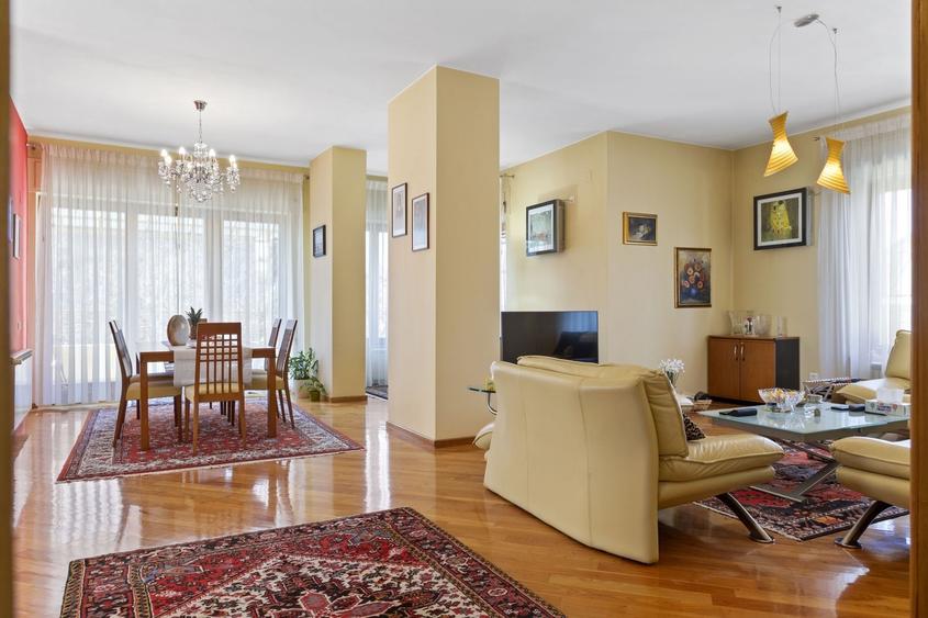 Apartament cu 8 camere semidecomandat, mobilat în Capitale