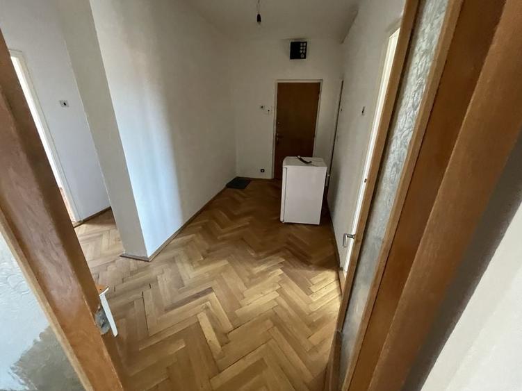 Apartament cu 3 camere decomandat în Cetate