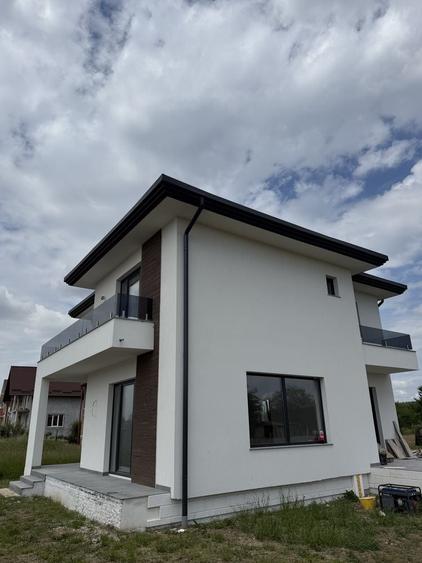 Casă cu 4 camere în Păulești
