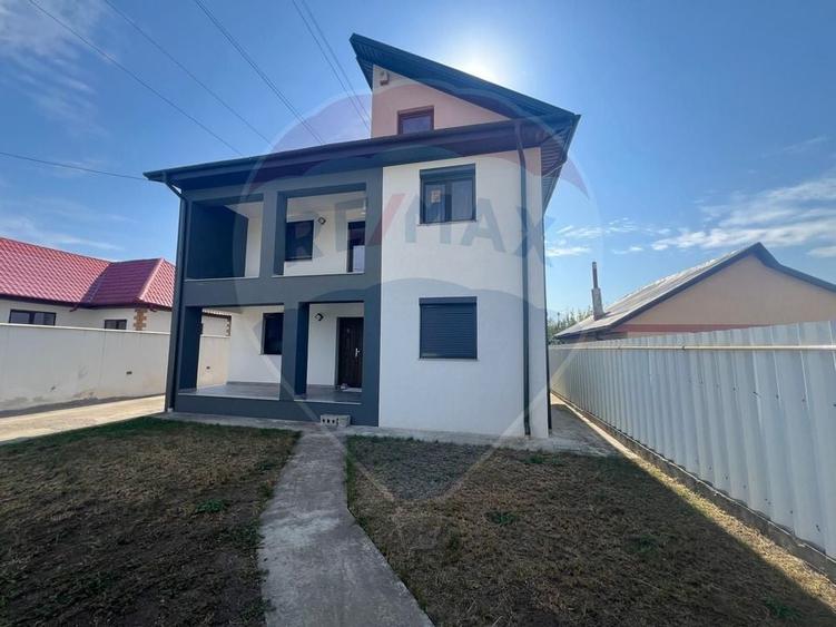 Casă individuală cu 4 camere cu Canalizare în Sud-Est