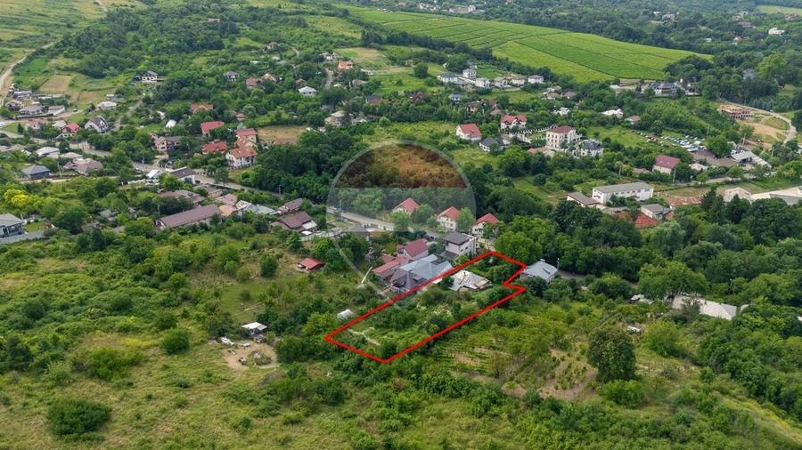 Casă individuală cu 3 camere cu Teren 2700 Mp în Bucium