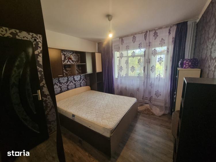 Apartament cu 3 camere decomandat în Podu Roș