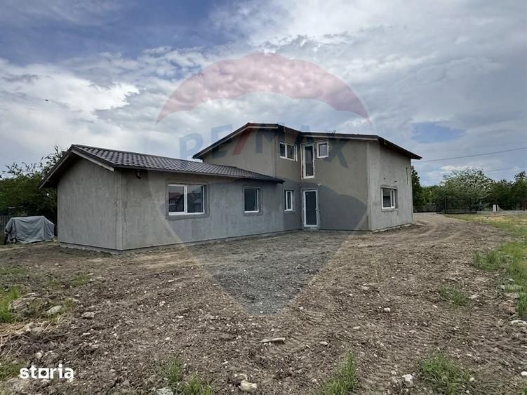 Casă cu 6 camere cu Teren 2952 Mp în Colceag