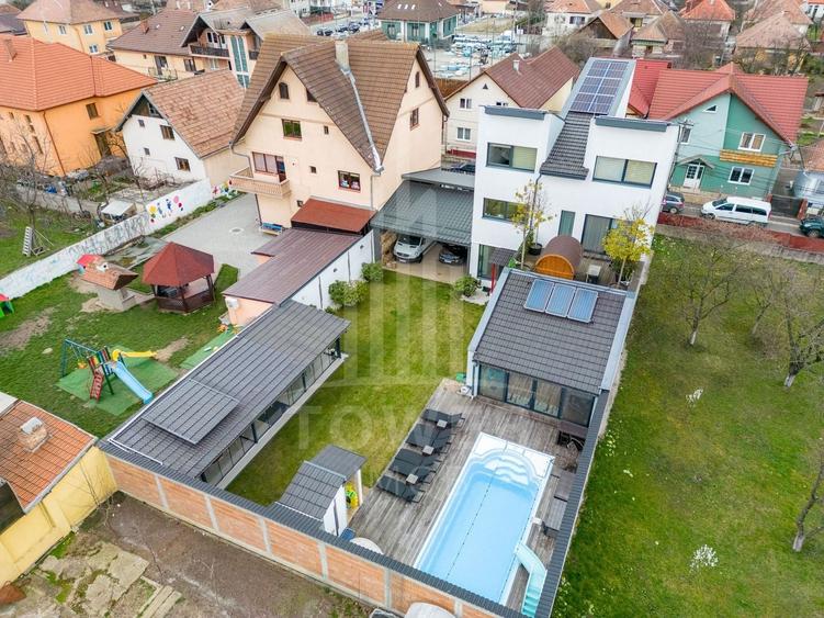 Casă individuală cu 6 camere cu Piscina în Central