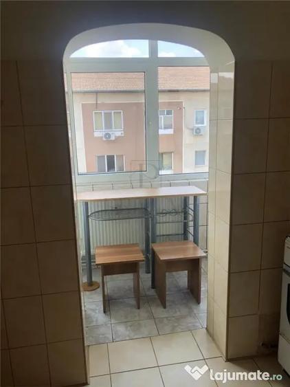 Apartament cu 3 camere decomandat în Lunei