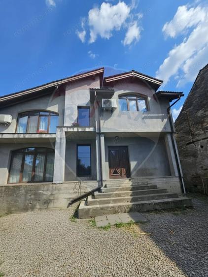 Casă cu 5 camere cu Teren 702 Mp în Nord