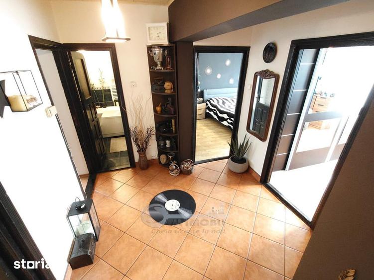 Apartament cu 4 camere decomandat în Podu Roș