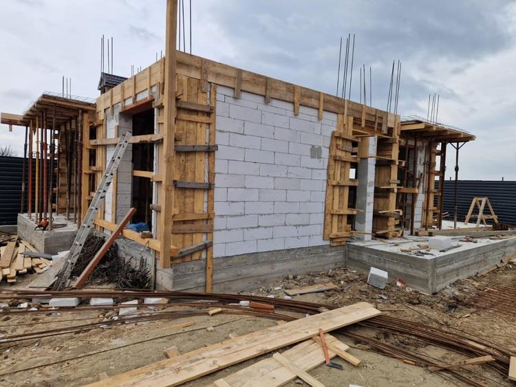 Casă individuală cu 4 camere cu Teren 450 Mp în Exterior Est
