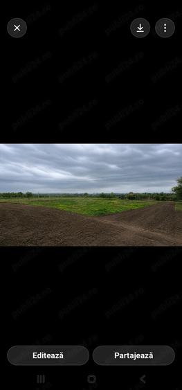 Teren de 2400 mp, în Români