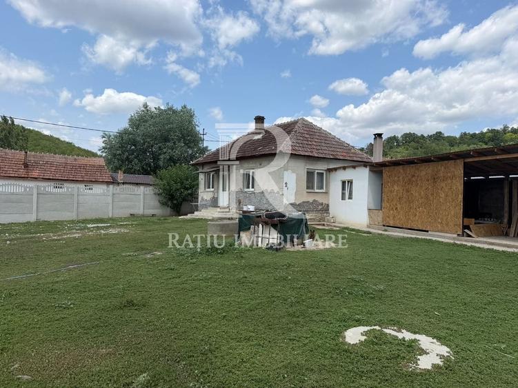 Casă individuală cu 2 camere cu Canalizare în Stracoș