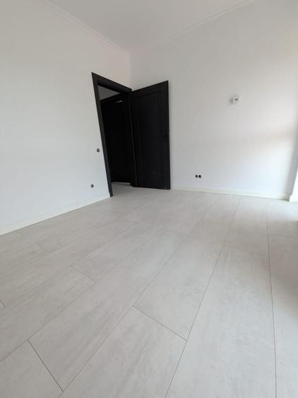 Apartament cu 4 camere semidecomandat în Florești
